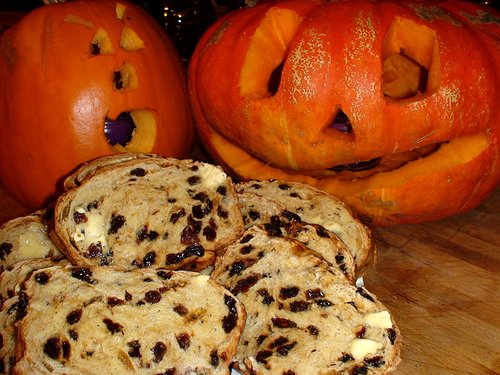 Barmbrack centre of  #Halloween tradition! Placed inside: pea (won't marry), stick (unhappy marriage), piece of cloth (bad luck or be poor), small coin (good fortune or be rich) & ring (would be wed within the year)! Virgin Mary medallion (going into priesthood/nuns)!  #Samhain