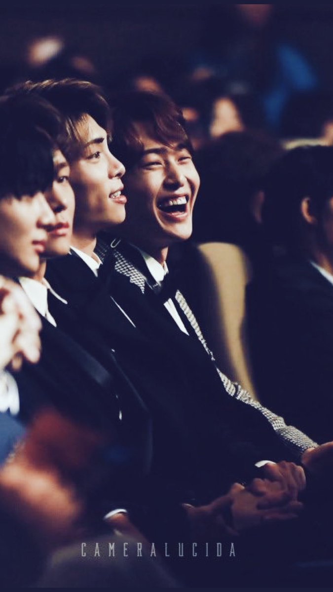 ammi_mvp's tweet photo. ในความมืดก็มีแสงสว่างจากดวงจันทร์ส่องทางให้เราได้เห็น เมื่อเวลาเช้ามาถึงแสงอาทิตย์ทำให้เราตาสว่างสดใส เมื่อแสงทั้งสองส่องพร้อมกัน แสงในใจก็จะส่องสว่างขึ้นให้เราได้เห็นทางของชีวิตว่าต้องเดินไปทางไหน ส่วนเส้นทางของฉันก็จะมีแสงสว่างของทั้ง2แสงนี้นำทางเสมอ #sunlightmoonlight #SHINee https://t.co/I0LrtGhI0w