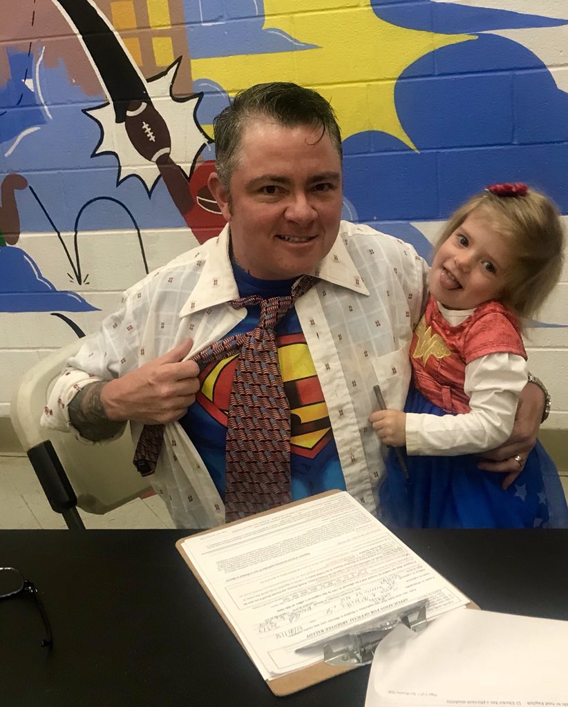 SJofDecatur's tweet photo. What an amazing way to start Halloween... Super Voters for our favorite super-people: #StaceyAbramsGovernor #JohnLewisisBelovedCommunity #BeeforGA 
(Thanks ATL radio for playing Thriller on my way to work... and my boss for allowing a slight tardiness :) https://t.co/oI095MNaDQ