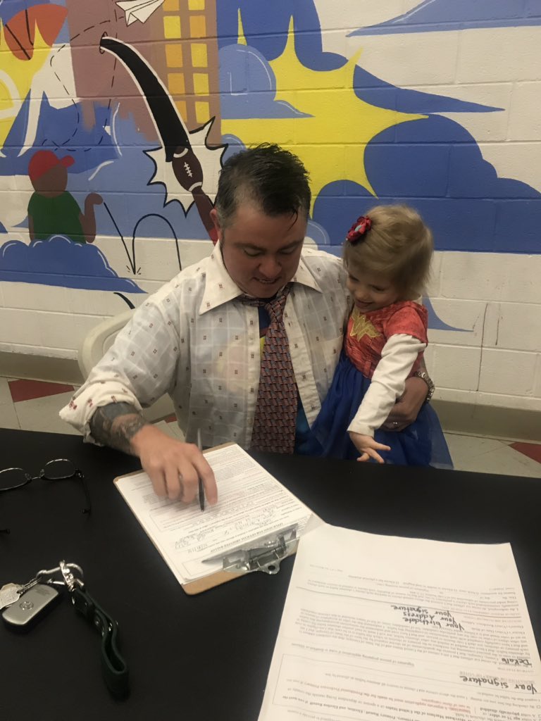 SJofDecatur's tweet photo. What an amazing way to start Halloween... Super Voters for our favorite super-people: #StaceyAbramsGovernor #JohnLewisisBelovedCommunity #BeeforGA 
(Thanks ATL radio for playing Thriller on my way to work... and my boss for allowing a slight tardiness :) https://t.co/oI095MNaDQ
