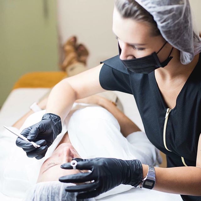 El microblading es una técnica de tatuaje semipermanente. Se realiza con un instrumento llamado ‘tebori’ el cual sujeta la aguja esterilizada y desechable. A diferencia de la micropigmentación, que se realiza con un dermografo, el microblading nos permite obtener un resultad…