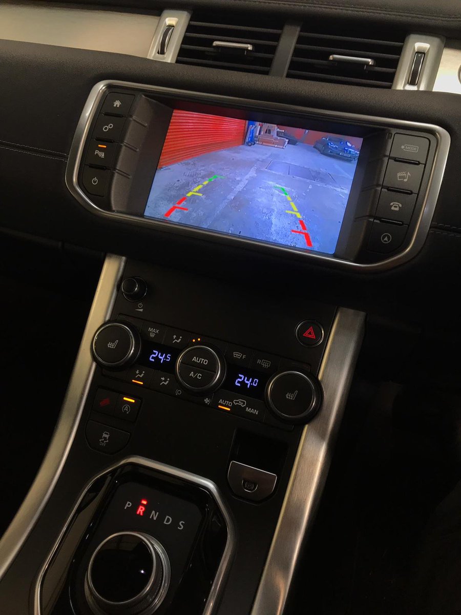 MobileSol01's tweet photo. Rear Camera fitted to a Range Rover Evoque in our workshop today #rearcamera #reversingcamera #itsbehindyou #Spooktacular #HappyHalloween https://t.co/PcHxjbbrPU