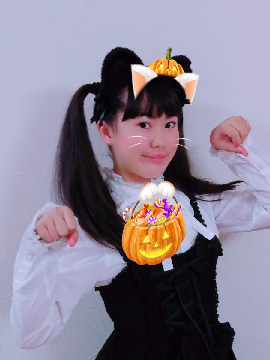 うい No Twitter Happy Halloween お菓子をくれないとイタズラしちゃうにゃあー ﾟwﾟ せっかく猫耳付けて 猫手ポーズしたのに アプリで更に猫耳と猫手が着いちゃった ハロウィーン Haloween ハロウィンコスプレ