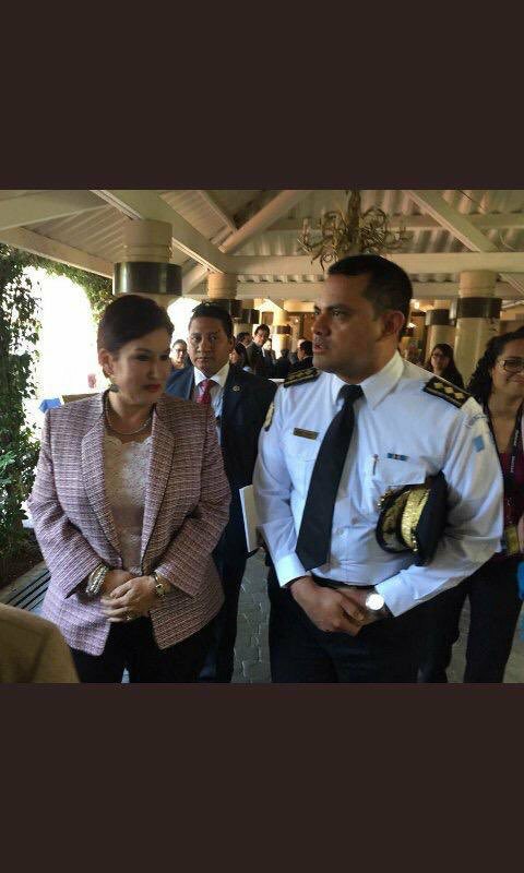 estuardo_falla's tweet photo. La señora @thelmaaldana es una persona que nunca miente.

1. Tenía alguna relación con @StuVelascoC?
No, no sé como llegó a sub director de la PNC. Ni me acuerdo quien es. 😕
2. Utilizó usted al @MPguatemala como plataforma política?
No, para nada. 😑
3. Usa botox?
NUNCA!! 😠😳😩 https://t.co/JhEI1KWobF