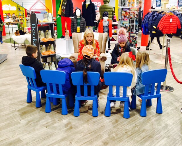 PoolbegBooks's tweet image. @CarolineBusher #spookystorytelling @WHSmith @ArnottsDublin was a huge hit. The children’s faces reflect their enthusiasm. Look at the concentration! 
#irishbookweek #childrensfiction #irishfiction