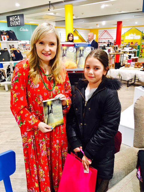 PoolbegBooks's tweet image. @CarolineBusher #spookystorytelling @WHSmith @ArnottsDublin was a huge hit. The children’s faces reflect their enthusiasm. Look at the concentration! 
#irishbookweek #childrensfiction #irishfiction