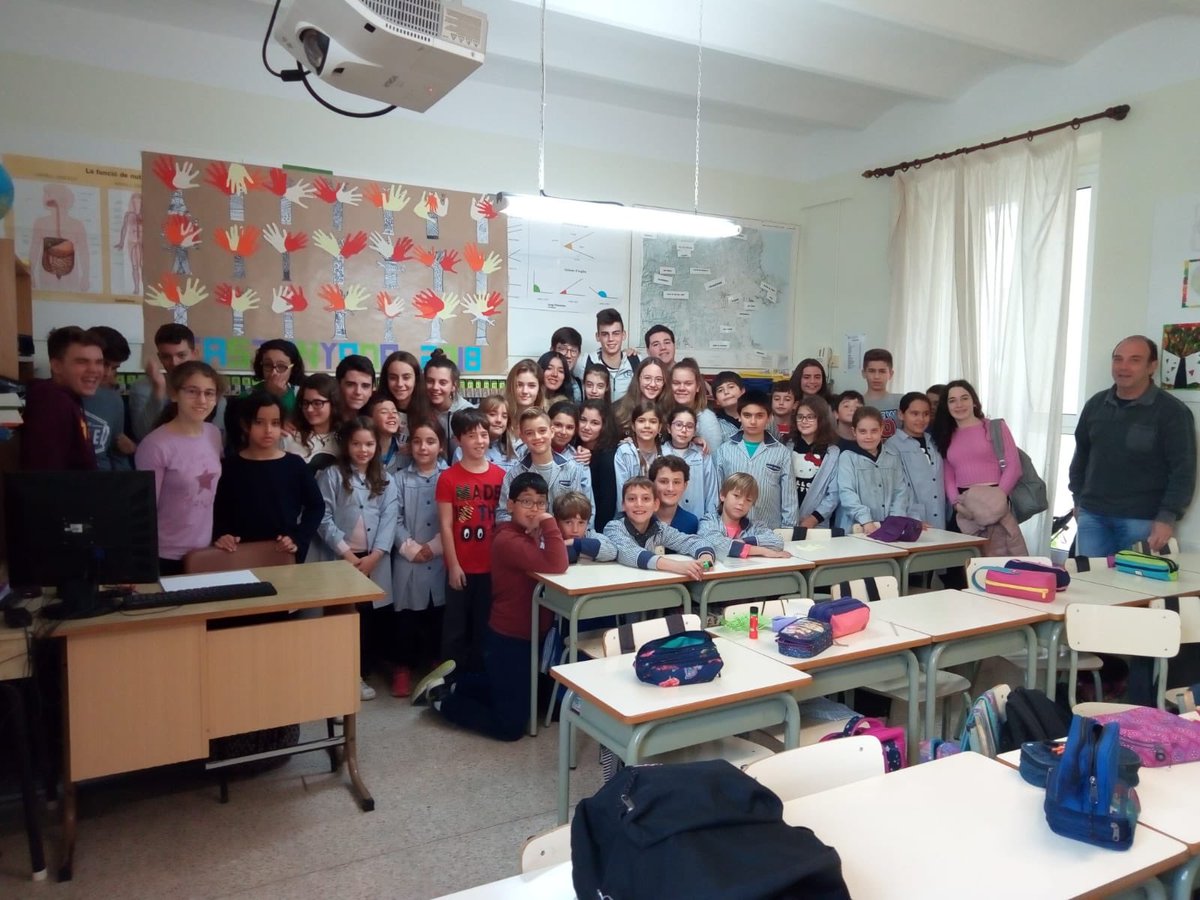EF3erESO's tweet photo. Aquest matí hem preparat els murals juntament amb els companys i companyes de 4t de primària. Us agraden? #castanyada18ESC https://t.co/mVYgV7spEO