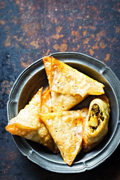 ndtvgoodtimes's tweet photo. #Bhajia and #Samosa prep = #CountdowntoDiwali! Which is your favourite? https://t.co/G9Ddcet9Ma