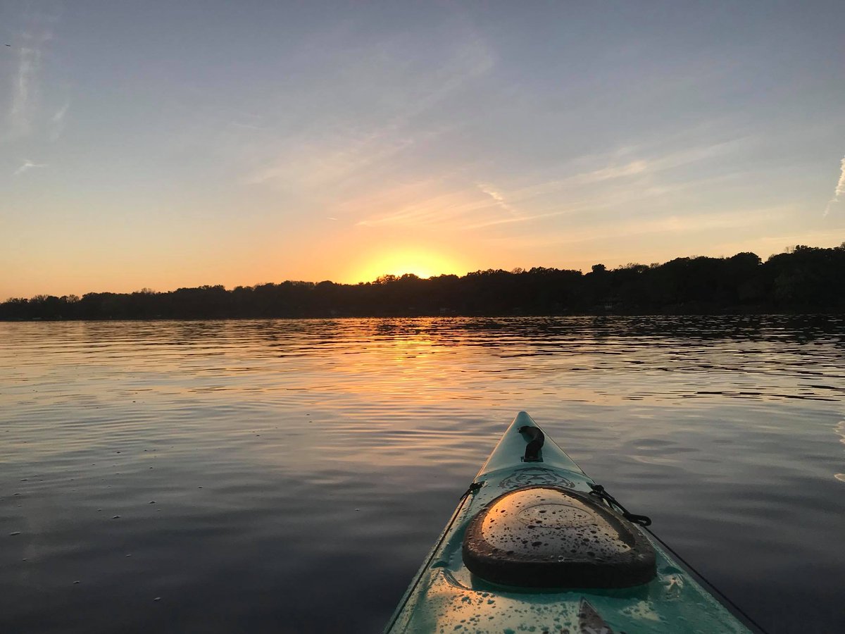 PakayakKayak's tweet photo. Sunset paddle in the Twin Cities! Thank you Lisa Brown!

Pakayak is perfect for city dwellers and urban kayakers. Fits in your apartment, on the metro, in a cab and in the elevator.
#Urbankayaking #Citydwellers #Riverlife #fitseverywhere #twincities https://t.co/uJwAiAHIx3