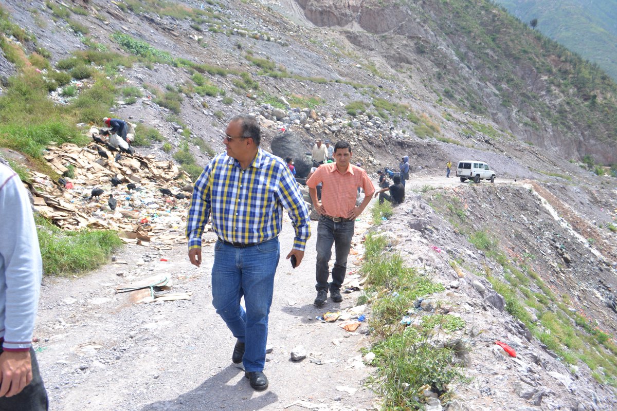 Alcalde y Gobernador buscan mejorar condiciones del vertedero El alcalde de Mérida, <a href="/alcidesmonsalve/">Alcides Monsalve</a> realizó una nueva visita al vertedero de desechos sólidos de Lomas del Calvario en el municipio Sucre con la finalidad de evaluar las condiciones operativas. #merida #31Octubre