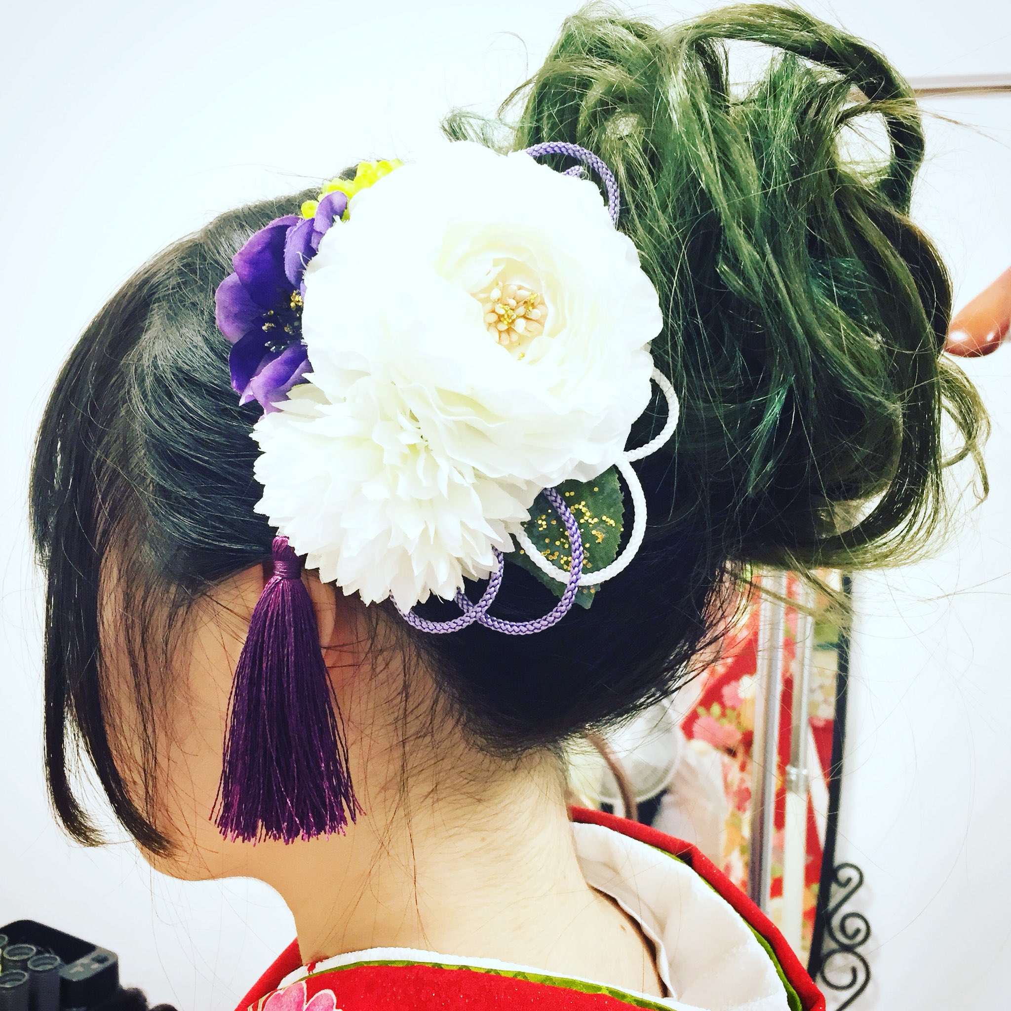 創業53年振袖専門店 京むらさき 京むらさき 猪名川店 本日の前撮りヘアスタイル 大人かわいいグリーンのヘアカラーで艶のある素敵なアップスタイルで赤の振袖と相性バッチリ プロのヘアメイクとプロのカメラ撮影で素敵な思い出を残して頂けました
