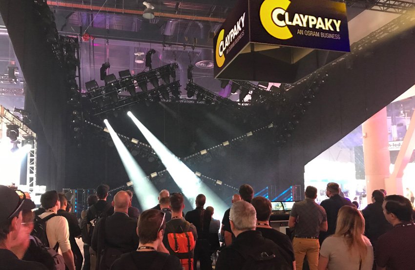 StonexSL's tweet image. La gama #AXCOR @ClayPakyNews se hizo con el Gold Star Product Award en la durante el pasado @LDITradeshow Además, la marca italiana presentó a nivel mundial el potente y versátil #AXCORspot400 y el #SharpyPlus un foco híbrido que cumple las funciones de beam y spot.
#MarcaStonex