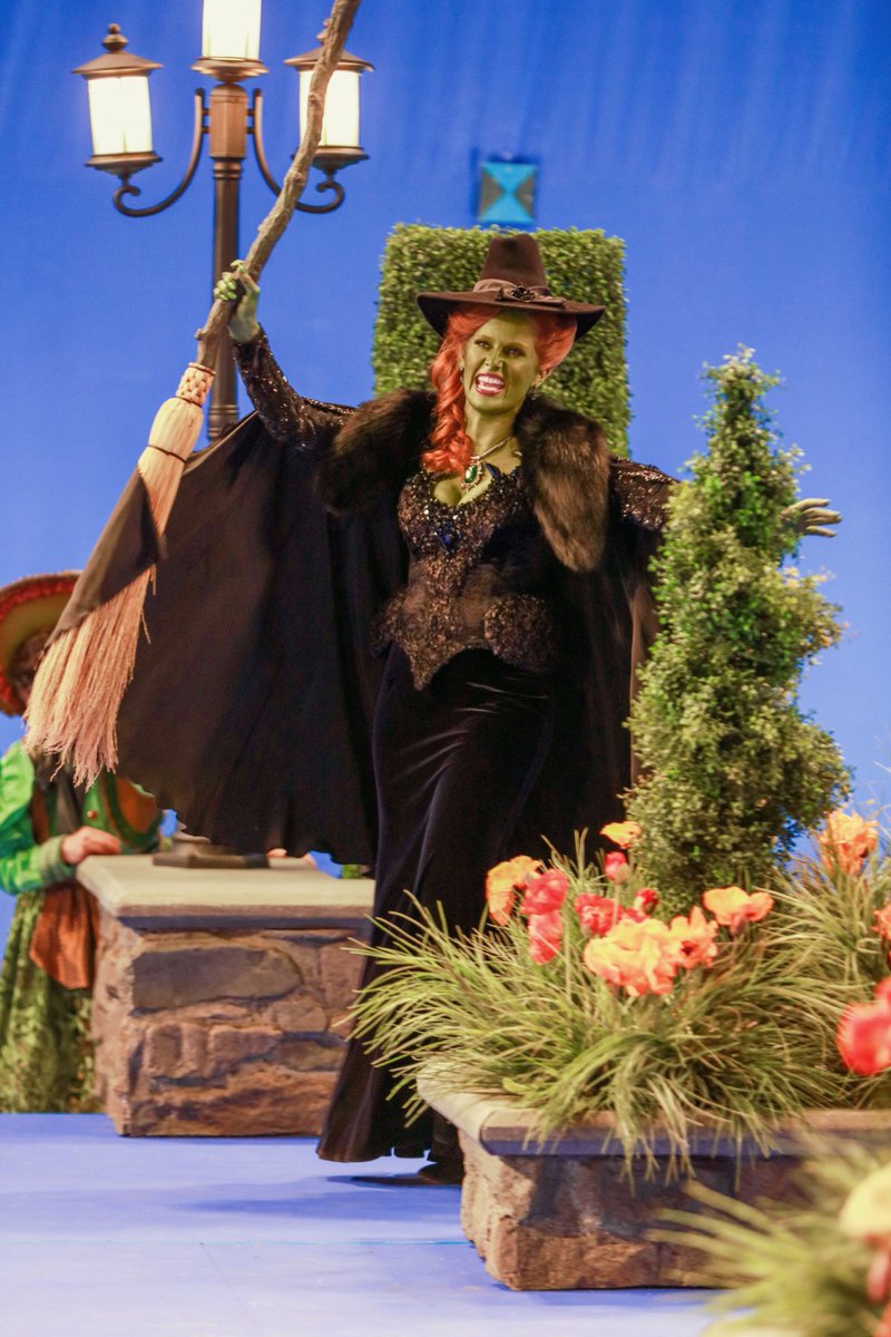 bexmader's tweet photo. HAPPY HALLOWEEN #mypretties 👻💚💀🔥 #wickedwednesday https://t.co/9nqGfXqyyd