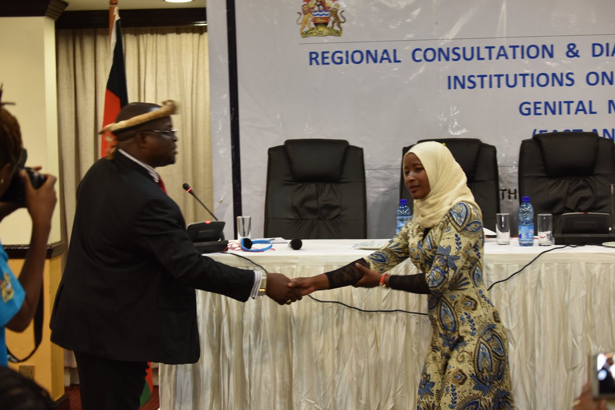 unwomenafrica's tweet image. Traditional leaders appologise to young girls for perpetuating negative  socio-cultural norms. They call  on young people to petition the leaders to reform and protect thier rights.