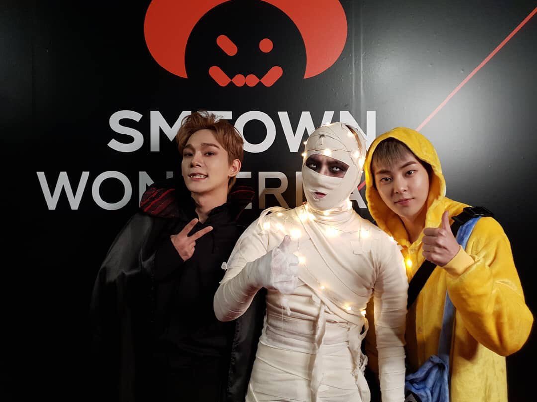 exo99and21's tweet photo. 左から
せっかくなら楽しもうと仮装してるけど二次会には行きたくない引きこもり
任天堂switchが手に入り次第即帰ろうと考えているゲーマーの血が騒いで参加した引きこもり
仮装面倒だし簡単なのでいいやと思ってる引きこもり
以上3名のユニットEXO-CBXが2周年ですよろしくお願いします
#2YearsWithCBX https://t.co/yvMbGTBO92