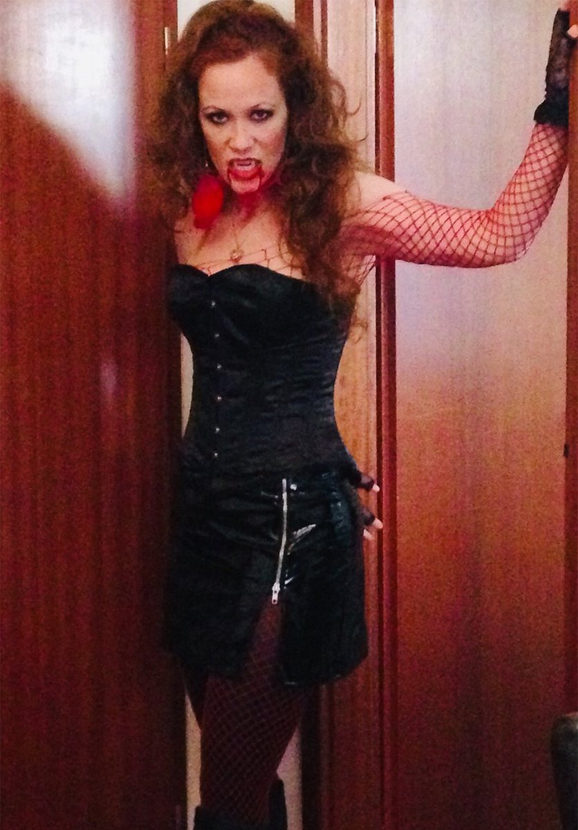 RTL_com's tweet image. Happy #Halloween wünschen die #AWZ Stars #BelaKlentze @MadlenKaniuth und 
@christopherkohn sowie die #unteruns Stars #AstridLeberti und #JensHajek. In welchem Kostüm feiert ihr so? #Kuerbis