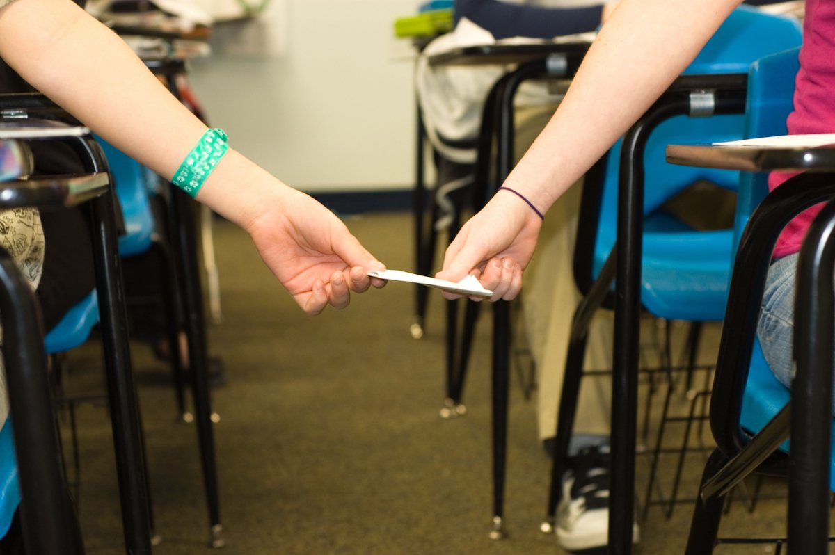 RHINOStationery's tweet image. While phones might have reduced the amount of #notepassing that goes on, students still love a good secret note! Have you caught your #students passing notes? Check out this article on Stories Of Mischievous Students Who Got Caught Passing Notes buff.ly/2OnVehO✉️ 📝