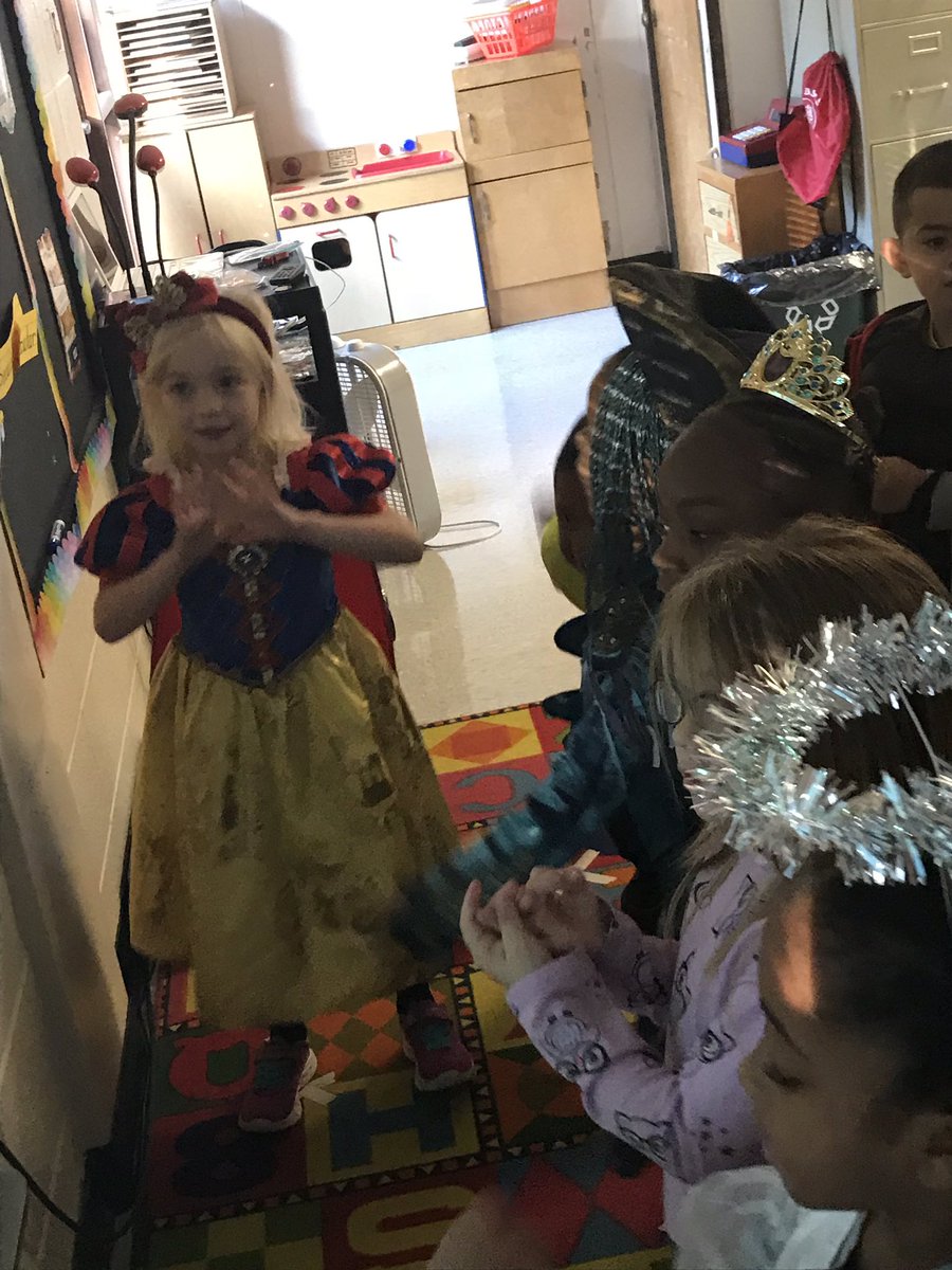 butnerstemes's tweet image. Learning with our favorite characters and careers today!  #BeeAmazing #BeeSmart #BeeKind #BeeYourself #bulldogsOTM @GCPSchools