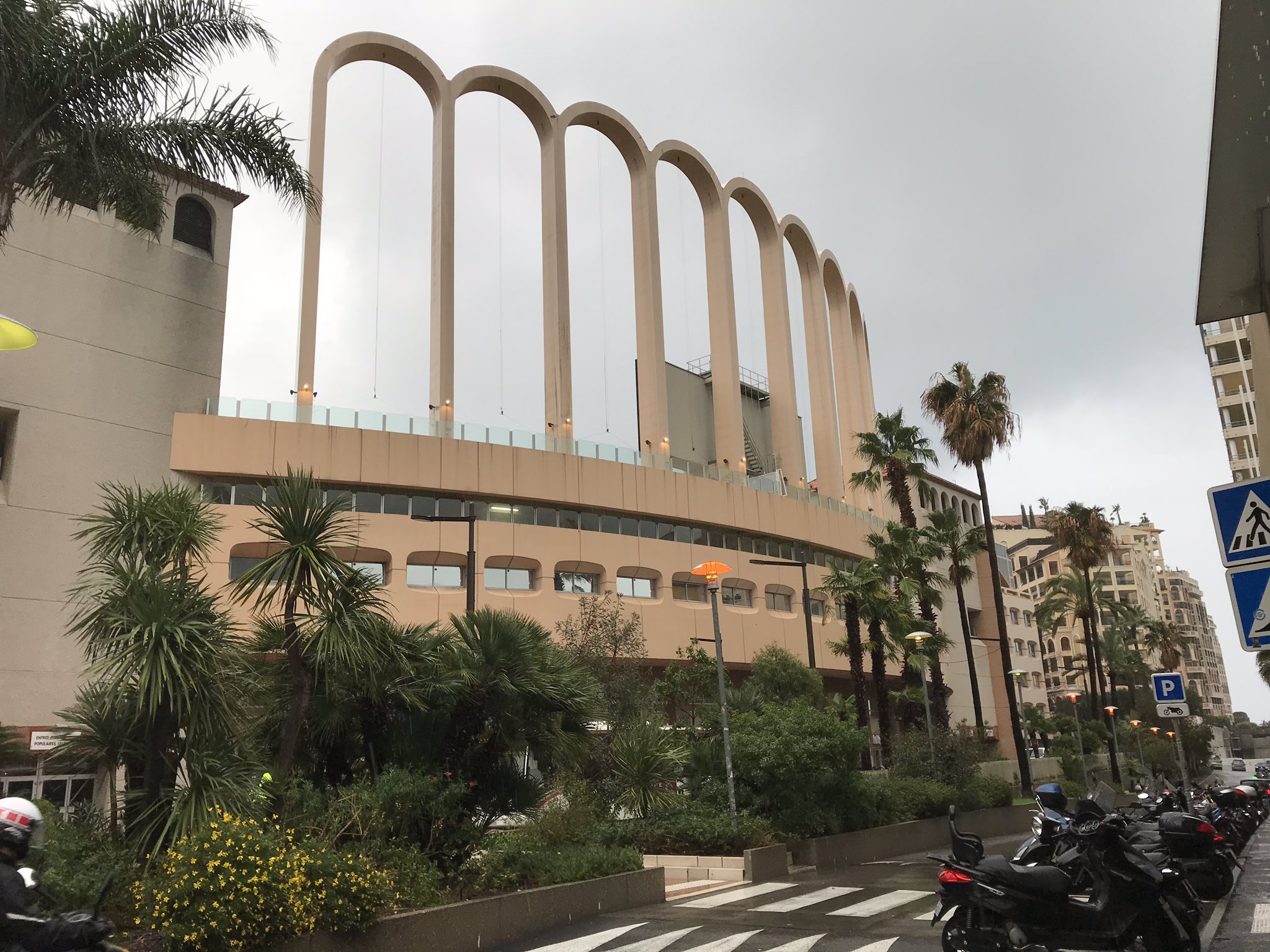 西 達彦 Tatsuhiko Nishi 代々木のスタジアム計画 予定地がバスケコートのある場所だと不勉強ながら初めて知りました モナコのスタッド ルイ ドゥのような スタジアムとアリーナの複合型施設の可能性も探って欲しい ここは 最上階がスタジアムで