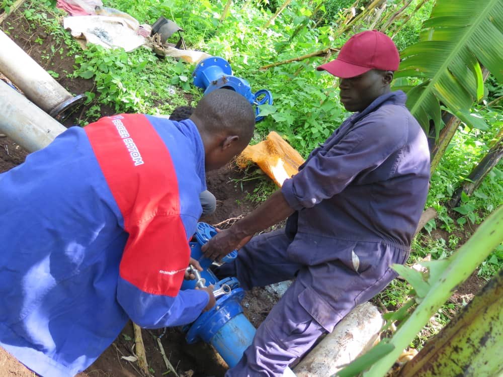 akiamarthaogasi's tweet photo. Pipe laying works progressing well. Bulegeni residents will soon enjoy access to piped #SafeCleanWater #WSDFEworks  #SDG6. @UmbrellasWatsan  @KafeezaA @min_waterUg https://t.co/4rOKmK4gMo