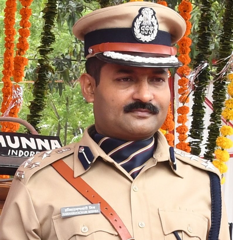 iamDevpolice's tweet photo. *इंदौर पुलिस की बेहतर कार्यप्रणाली से, यातायात प्रबंधन में भी इंदौर बना नं. 1*
*देश के120 शहरों को पछाड़कर, इंदौर ने हासिल किया प्रथम स्थान* @hariips sir नवाजे जाएंगे ''Best Initiative for Improved Road Safety" Award से @IPS_Association https://t.co/KT3VTlqqtv