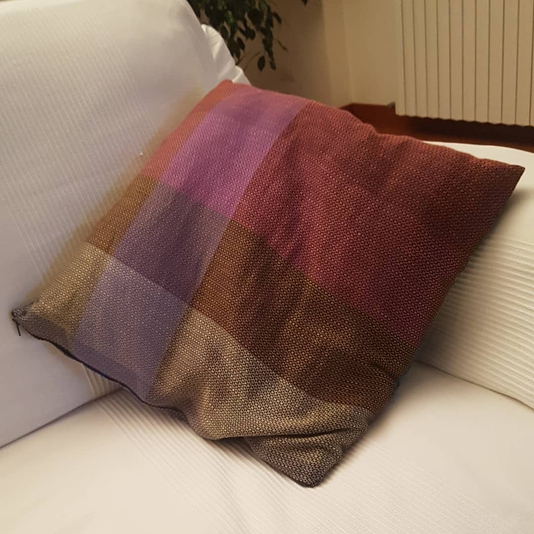 effedivi's tweet photo. Natale si avvicina e ricomoncia la nostra produzione speciale di cuscini!! #cuscino #seta #setalana #idearegalo #setalino #lana #madeinitaly #pillow #silk #uniquegift #present #complementidarredo #instafashion #instadaily #31ottobre #halloween https://t.co/0JcepPEP46