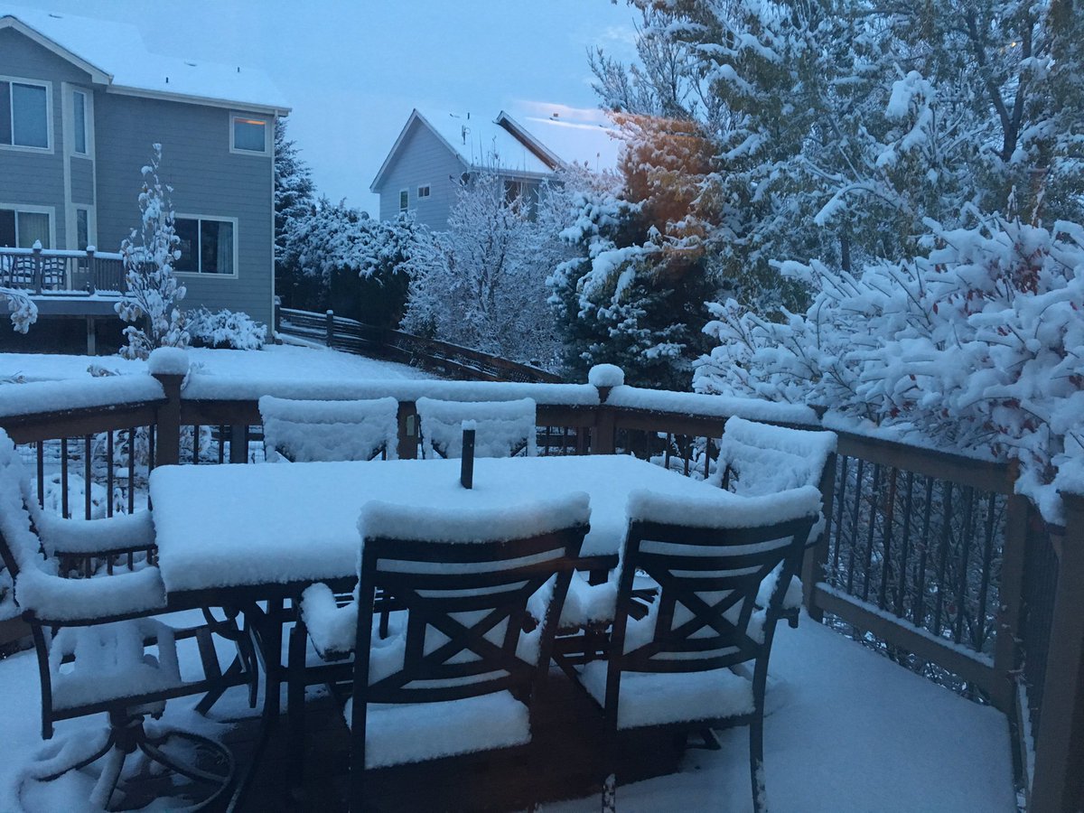 DaveFraserWX's tweet image. It wasn’t an epic storm but it’s nice to see the snow covering the ground in Castle Rock...about 3” here...how much did you get?  #cowx #snow #stillsnowing #cold #winter
