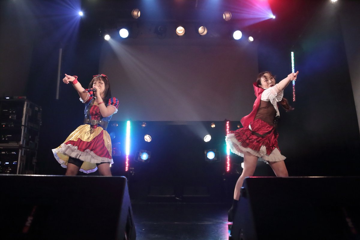 kanch_twit's tweet photo. 本日渋谷のクアトロさんでのライブのホットトピックは、昨日まで #SB5J でしばらく合わないなぁ・・・の筈だった2人組にひょっこりご対面。
未早希さんのハグまでゲット(はーと) https://t.co/r7OzreRHl6