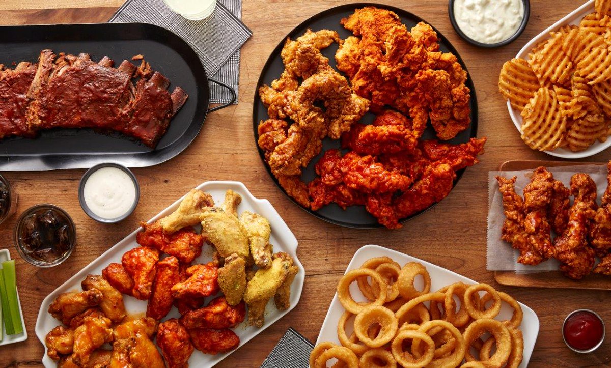 WingsOverMKE's tweet photo. Happy #WingsOverWednesday and #HappyHalloween2018!! RT this for a shot at a free pound of boneless wings! Must follow to be eligible to win! For an extra entry, reply to this tweet with your favorite Halloween Candy! https://t.co/GQgm3nY270