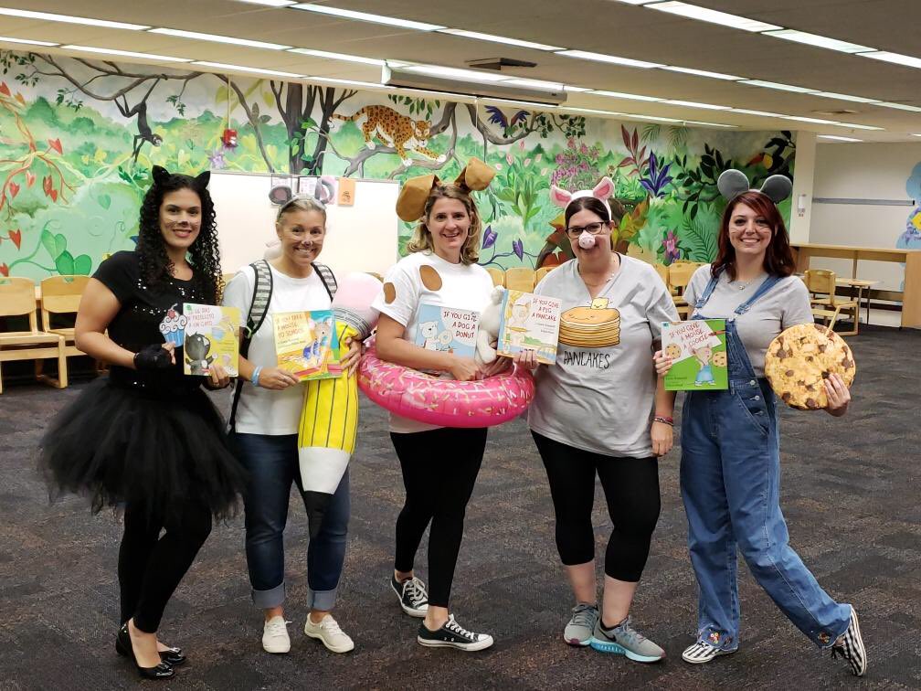 If You Give a Teacher a Book📖 📚she’ll make it a costume 🎃😊 #kindercrew #kindergartenteachers #halloweencostumes #teachercostume