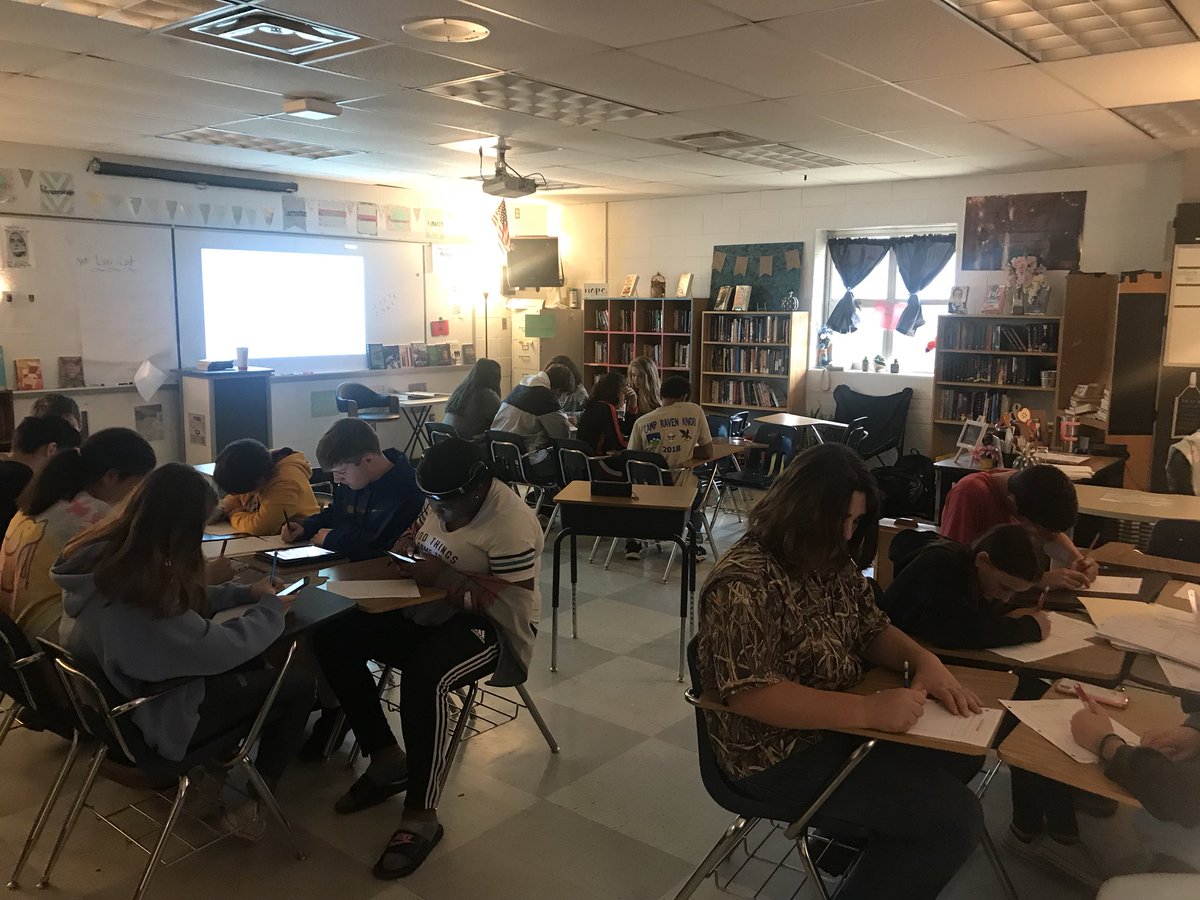 Stations DO work @ the secondary level! 🙌🏻 #groupread #writersresponse #wordwork @theleedavisway #teamworkmakesthedreamwork