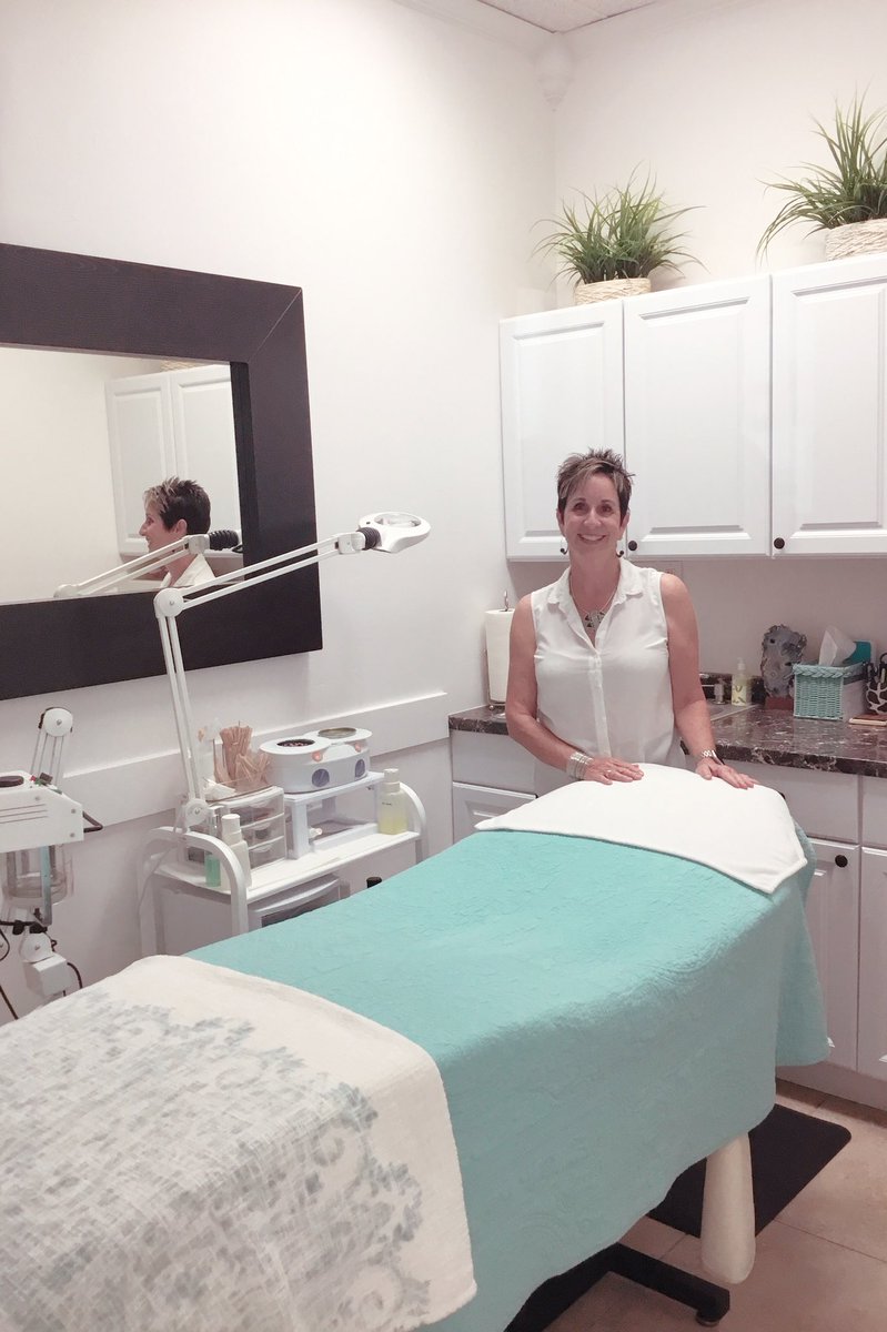 salonarmetta's tweet photo. The best foundation you can wear is glowing healthy skin!

Relax, Renew, Refresh with our Esthetician Leslie! 💆‍♀️💆‍♂️ She offers Facials, Dermaplaning Facials, Rezenerate Facials, Facial Peels, Waxing, Tinting.
To book an appointment text/call:
(602) 206-6626
#skincare https://t.co/YOjTEvbHuW