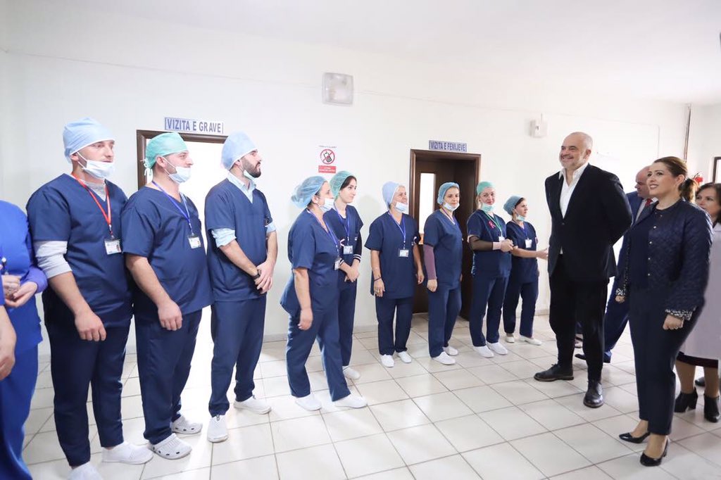 SpitaliKU's tweet photo. Me Kryeministrin Edi Rama në spitalin e #Kukësit i rijetësuar falë investimit në aparatura moderne, ku për herë të parë ofrohet dhe shërbimi i #mamografisë.
Së shpejti nis projekti i ri që #transformon spitalin, duke e kthyer në një korpus të mirëfilltë spitalor👍🏼 https://t.co/rTx2j9UqqF