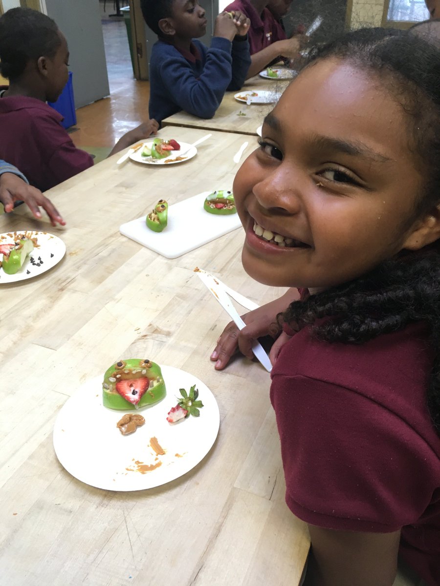 CommunityGrows's tweet image. #HappyHalloween from our Seed-to-Mouth cooking class! Make your own monster snacks today with apple quarters, sunflower butter, sunflower seeds, and strawberries! #Cooking #HealthyFood