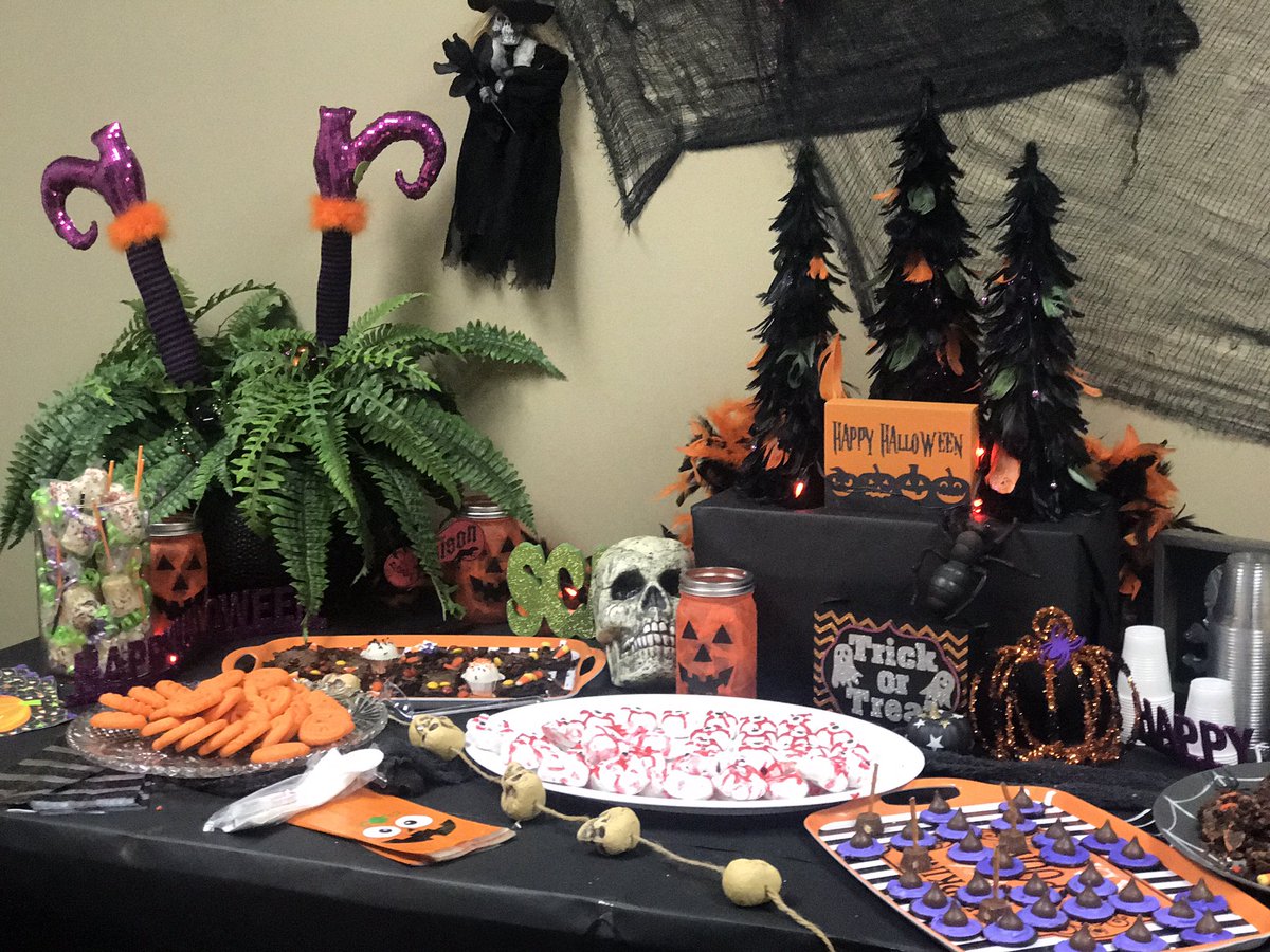 MKMooreCfisd's tweet image. We are so lucky!! Thank you to our fabulous A-team for our spooktacular treats!!!! They were so yummy! #funandfestive 🎃 @WarnerCFISD