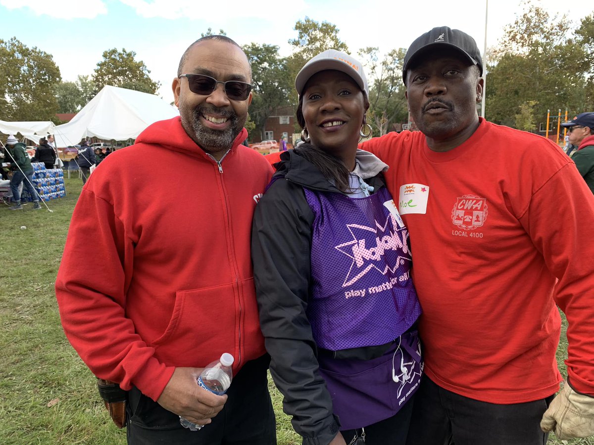 UnitedWaySEM's tweet photo. A8. We always make sure to give our Labor partners love for the good they do in the community! Our Labor Liaison Alicia joined the @cityofdetroit and our union partners this month to help build a playground in the Cody Rouge neighborhood of Detroit. #UnitedWayChat #UWLovesLabor https://t.co/YFsVtLbXEY