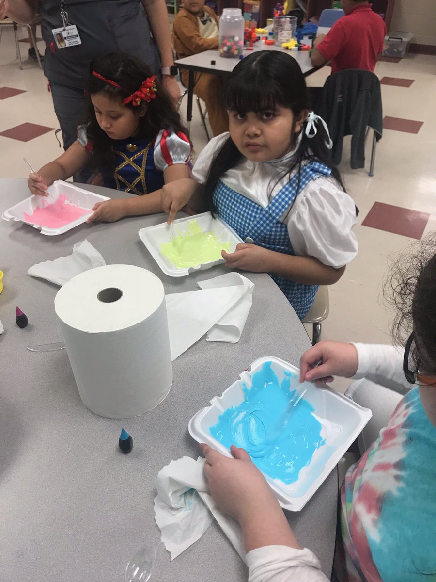 NjohnsonPierce's tweet photo. CSI (Cool Science Investigations) activities in Mrs. Cruz’s FLS class #FunPurposefulLearning #ScienceRocks #APierceStrong https://t.co/5QcPYaqJcP