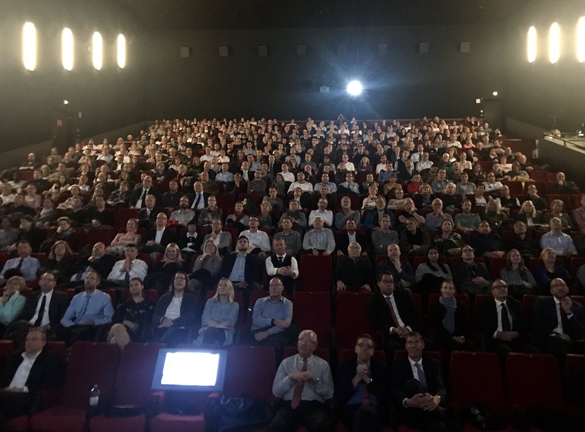 Erikmeijer_'s tweet photo. Talkrunde in #Neuss. #Rhion.Digital und #Rheinlandversicherung begrüssen 550 Mitarbeiter im Kino. Weg der Zukunft. #digital https://t.co/jwmrMM3Xjq