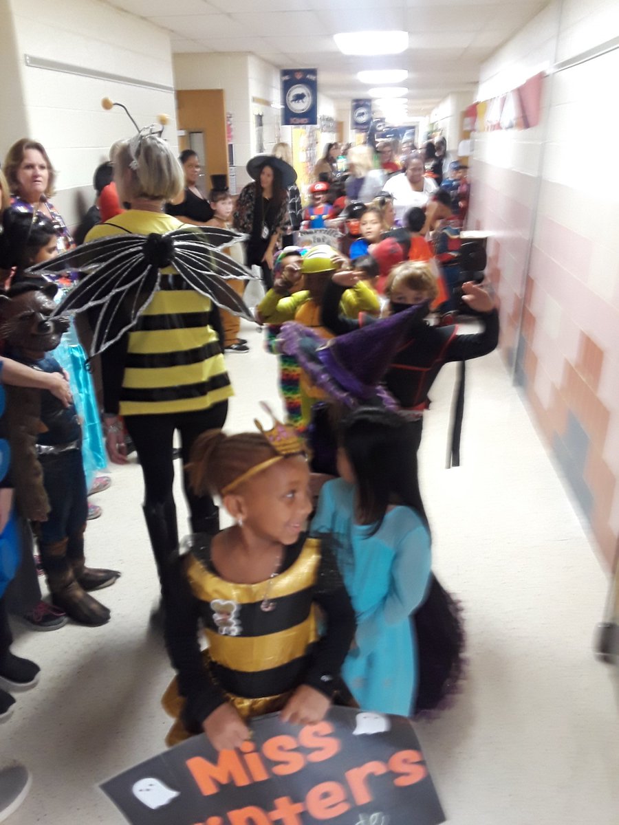 MTL_LMPrincipal's tweet photo. Larchmont's Harvest Parade was a hit! It was great to see our Larchmont School family come to support our Bears. Special thanks to Mr. Palmucci the Harrington Band for providing the soundtrack for our parade!
#LarchmontBears
#LearningGrowingWorking2gether
#HarringtonRocks https://t.co/24m8ZRY4zt