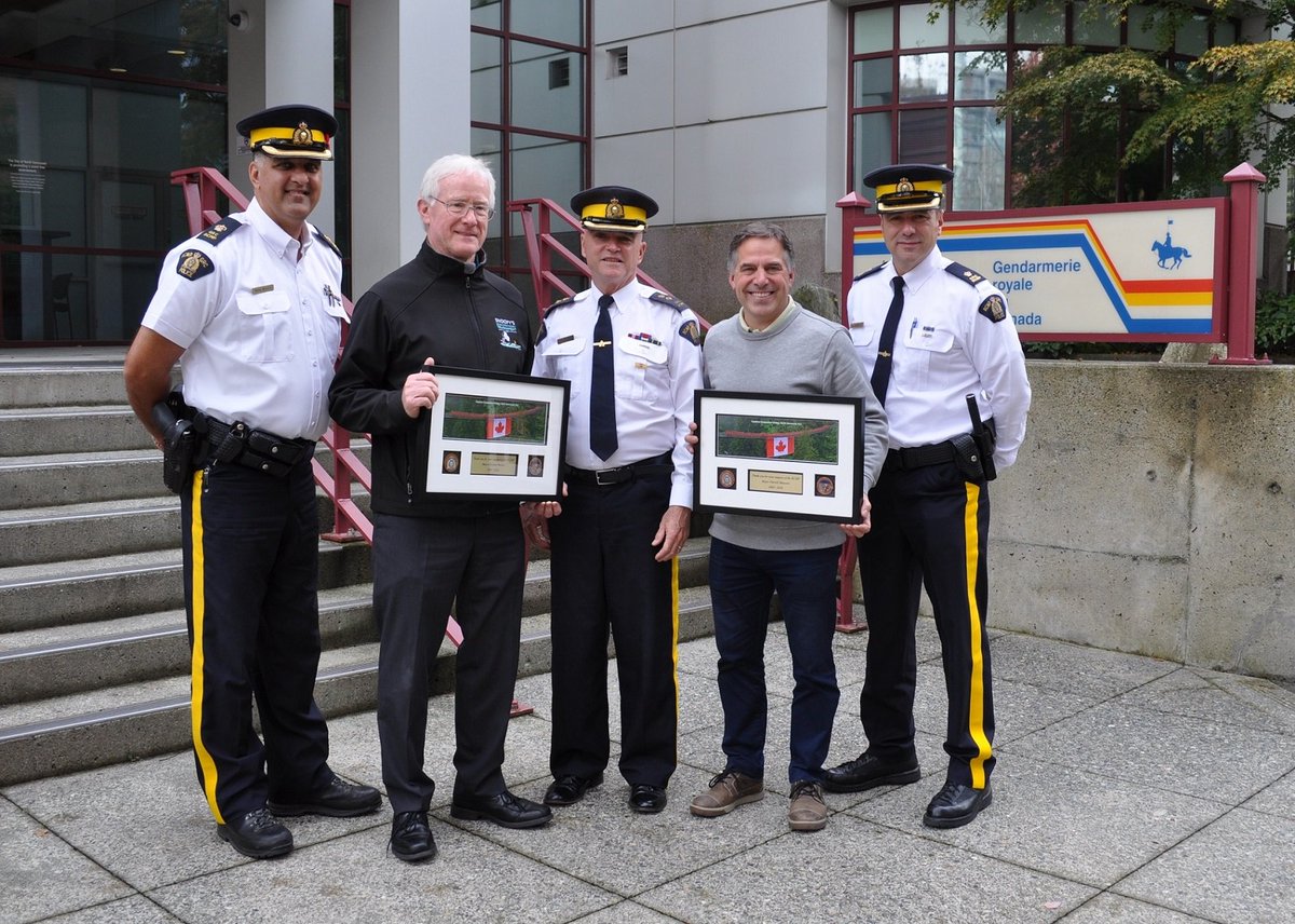 North Vancouver RCMP Thank Retiring Mayors!  bit.ly/2SFfuKu  #NorthVancouver https://t.co/sJlfY85NHV