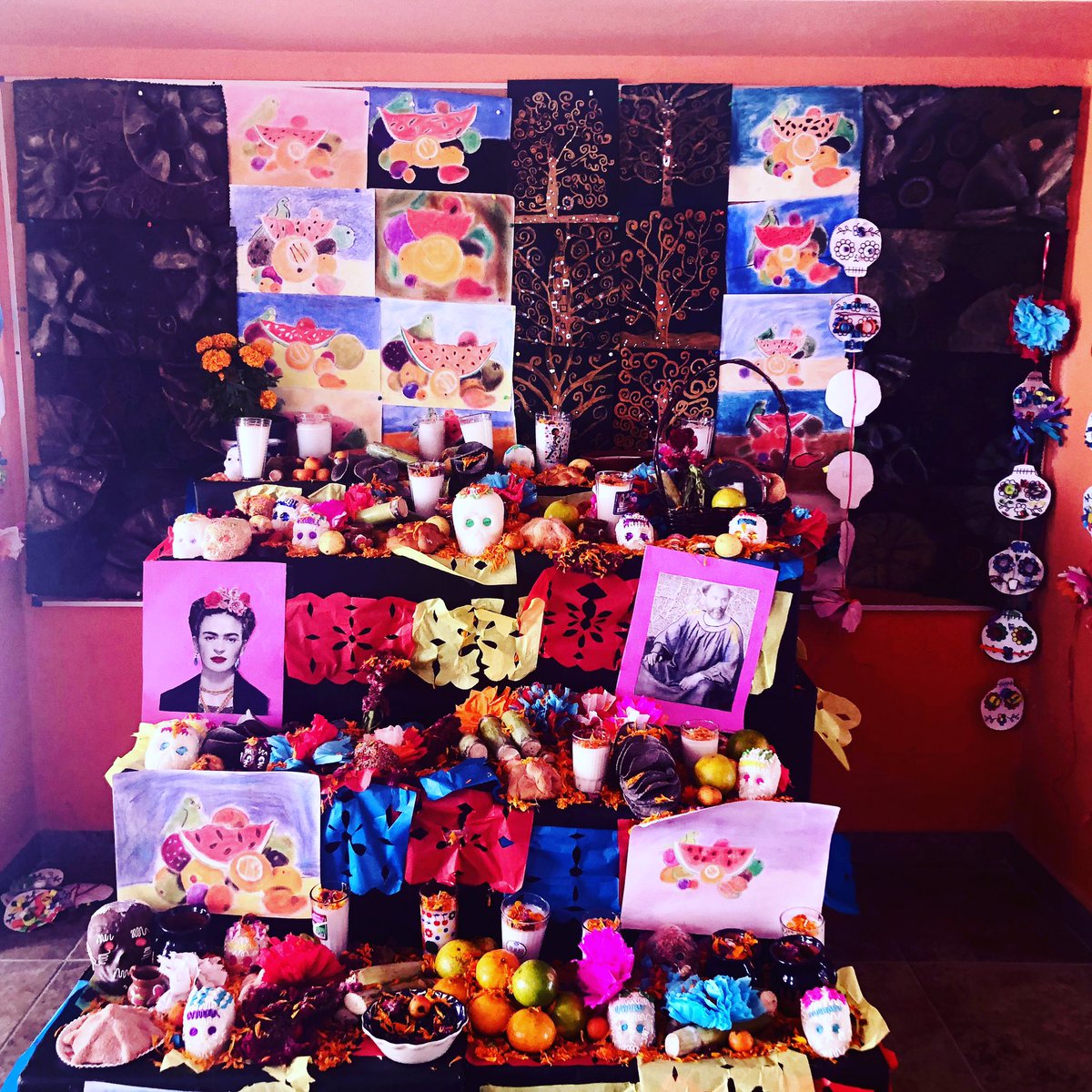 activa_edu's tweet photo. Los invitamos a compartir con nosotros fotos del altar de muertos de su escuela, trabajo o casa con el hashtag #edtechteammex y #diadelosmuertos. Aquí una muestra del @mexicoaustriaco @Aparicio_Pedro @alara2108 @Mar1anaAyala @googlemexico @colegiowilliams @colegiolenox https://t.co/4hIheWJj8p
