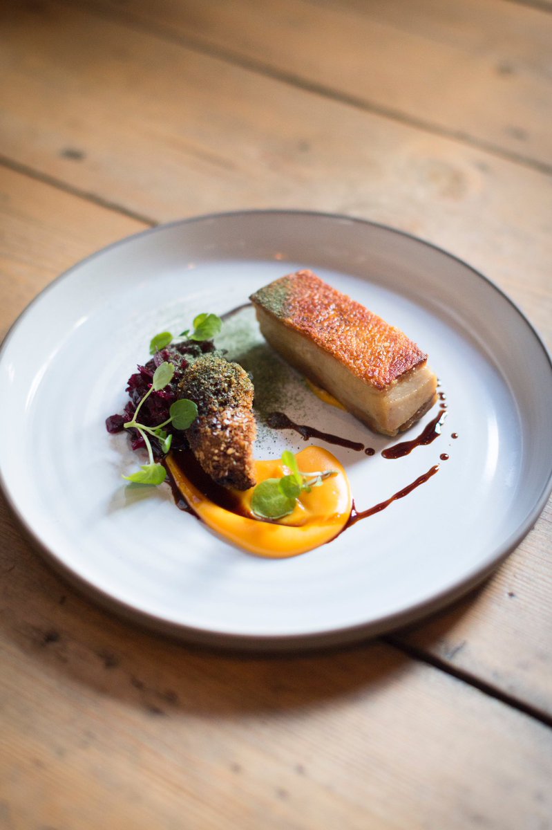 thetwenty_six's tweet photo. Pork belly, crumbed pigs’ cheek, sweet potato puree, braised red cabbage and sage. Autumn flavours, colours and textures 🍁 https://t.co/Q3YAelYMD5