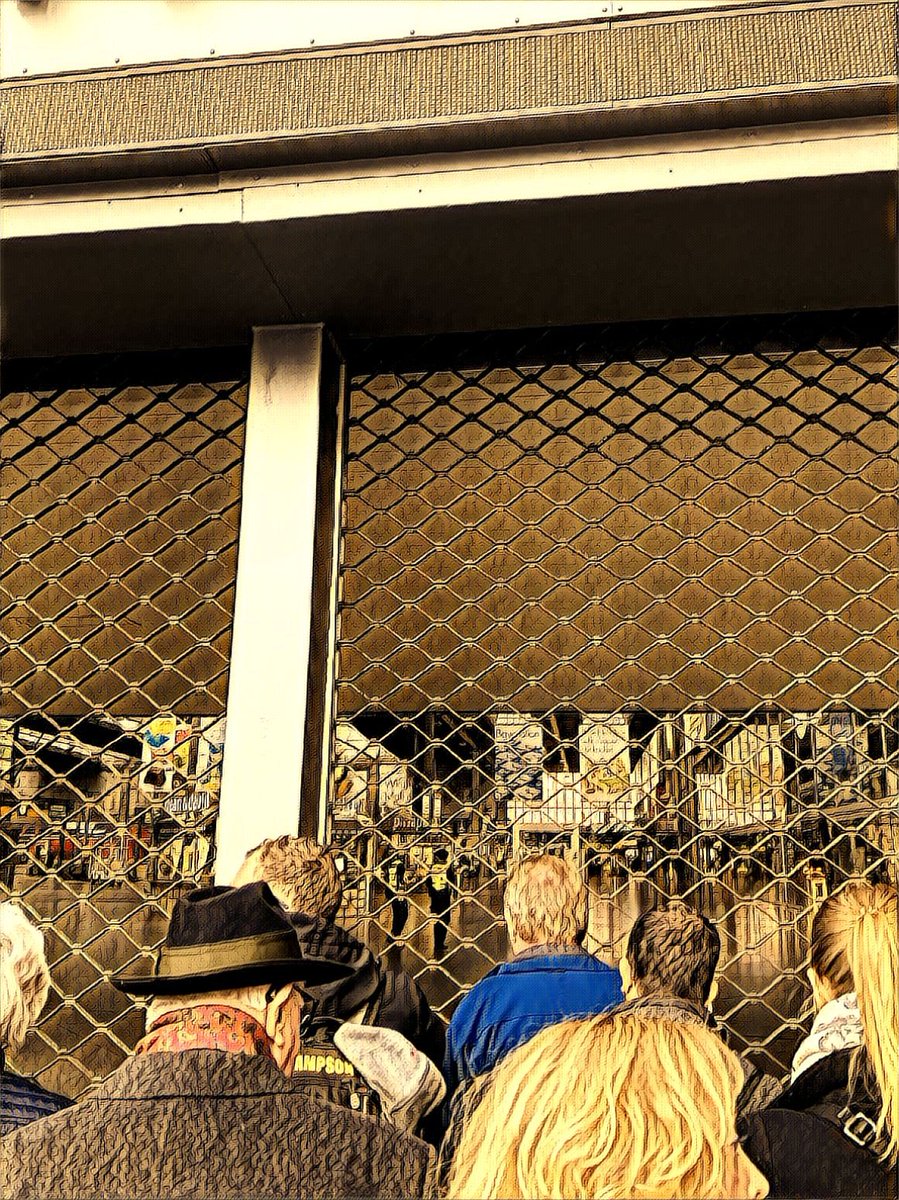 ZalvusRecruit's tweet image. Nach einem Tag voller Kundenbesuche wartet man doch gerne wegen herrenloser Koffer am Bahnhof in München #Zalvus #warten #Bombenstimmung #Kofferhalloween