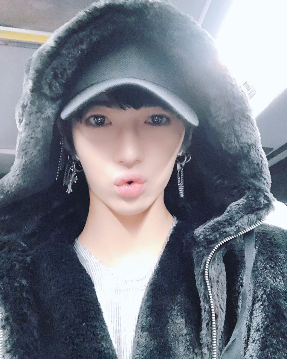 tg930409's tweet photo. 추워요...ㅠㅠあいたい。。。。。정말..💙🍒❤️ https://t.co/aBZCaGaEPA