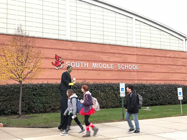 A super fun day <a href="/AHSD25South/">South Middle School</a> Middle School! I love making students &amp; staff smile! Kids are getting a kick out of this! <a href="/ahsd25/">ArlingtonHeightsSD25</a> #d25ItsPersonal