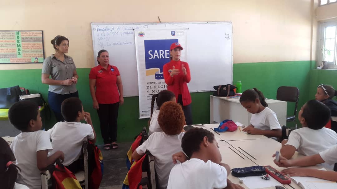 NestorLReverol's tweet photo. #31Oct | En la Escuela Básica Francisco Esteban Gómez, estado Nueva Esparta se realizó el despliegue “Saren visita a las escuelas” con el propósito de orientar a los estudiantes sobre el trabajo que realiza la institución. #ZuliaTerritorioDePaz https://t.co/hhvyLXqyZX