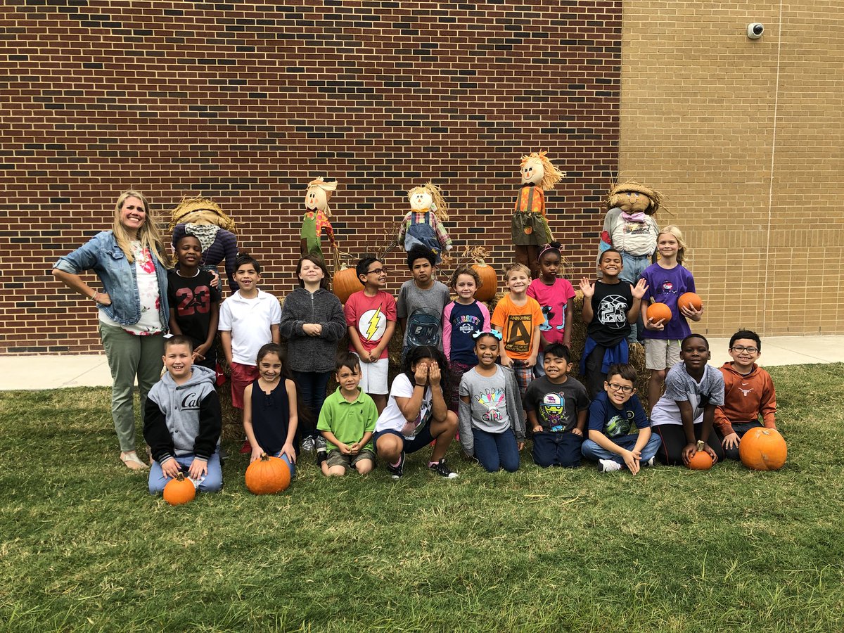 CHoening2's tweet photo. Picking out pumpkins 🎃 with my pumpkins 🤗#ruthes https://t.co/43H4Q9DWLe