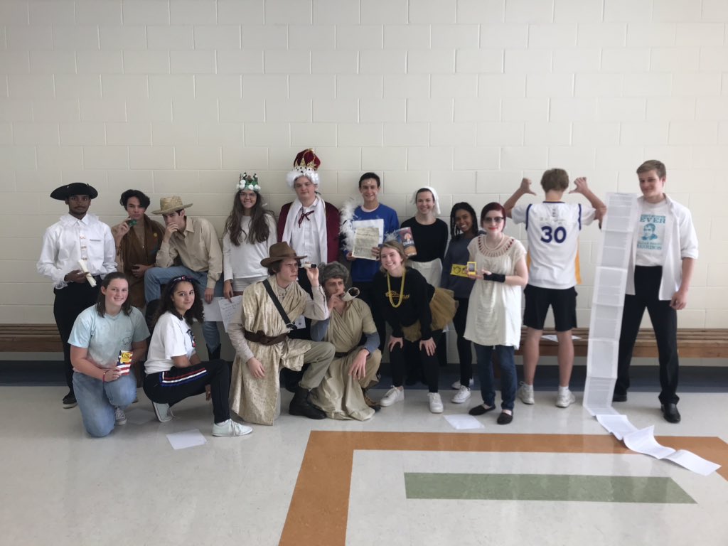 Yergs4America's tweet photo. Last, but not least, 3rd Period APUSH costumes. #WHHarrison #SirFrancisDrake #KingCotton #Quakers #Lewis&Clark #KingGeorge #StampAct #LittleTurtle #GoldRush #Tejano #nationalism https://t.co/7o0qJbb9R2