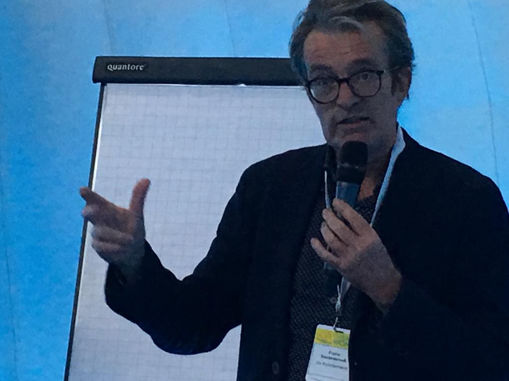 'Stadsmaker' Frans Soeterbroek @ruimtemaker pleit voor een maatschappelijk programma van eisen bij gebiedsontwikkeling. #woonevent #hetgrootstewooneventvanoostnl <a href="/ProvOverijssel/">Provincie Overijssel</a> <a href="/provgelderland/">Provincie Gelderland</a>