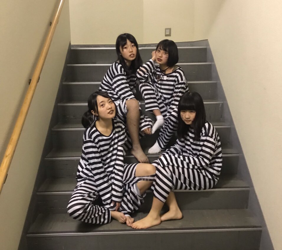 FIORINA_8787's tweet photo. ハロウィンライブ ありがとうございました！！ みんなで叫んだフジヤマディスコ ！ 一体感が嬉しかった！🎃
登場での歓声、そして新曲のエルレがとっても好評で嬉しい限りです、、！
囚人4人 、 次はクリスマスライブで会いましょう、、、、
#FIORINA
#HalloweenLive https://t.co/qRc5hPuRln
